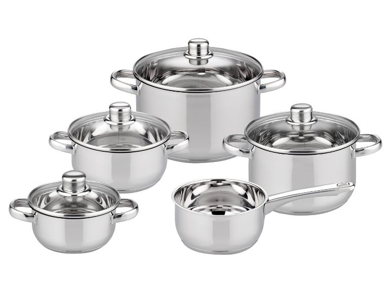 Ensemble de cinq casseroles et une sauteuse en acier inoxydable avec couvercles.
