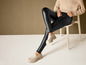 Leggings noires en simili cuir avec des mocassins blancs.