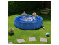 Une famille profite d'une piscine Livarno Home dans le jardin.