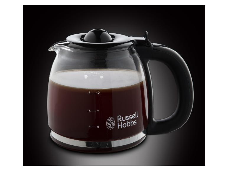 Une carafe à café en verre avec une poignée noire, remplie de café, de Russell Hobbs.