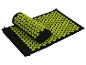 Un tapis et un rouleau d'acupression noirs avec des picots vert lime.