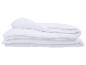 Couette blanche pliée et deux oreillers