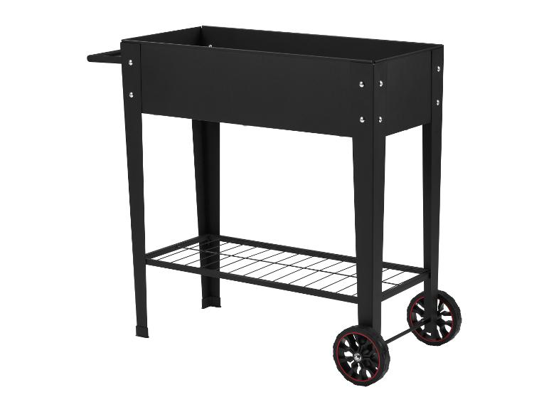 Barbecue noir sur roues avec étagère inférieure.