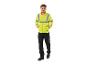 Homme en veste de sécurité jaune et pantalon de travail noir.