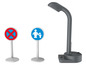 Deux panneaux de signalisation et un lampadaire gris