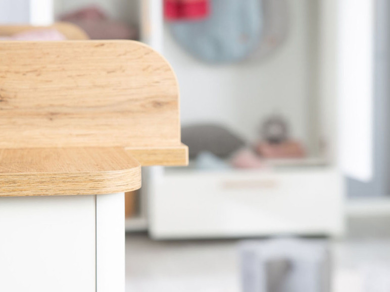 Un dessus de commode blanc en bois.
