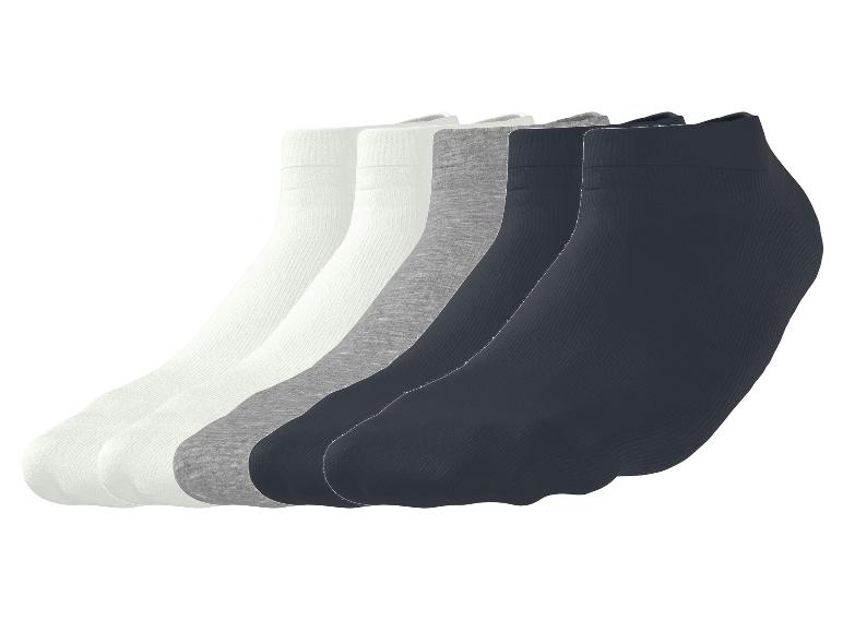 Cinq paires de chaussettes courtes en blanc, gris et noir.