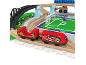 Ensemble de train jouet avec train rouge, rails en bois, terrain de football et figurines.