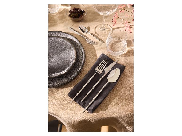 Ménagère en acier inoxydable SILVERCREST® sur une table dressée.