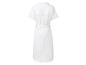 Robe blanche à manches courtes avec ceinture.