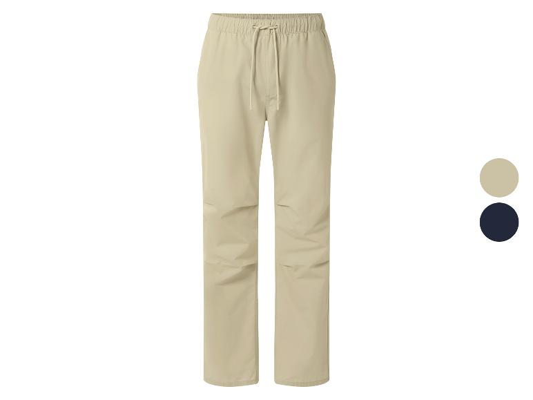 Pantalon beige avec cordon de serrage à la taille, avec des échantillons de couleur beige et bleu foncé.