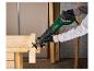 Un homme utilise une scie sauteuse Parkside pour couper du bois.