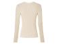 Un pull en maille crème à manches longues.