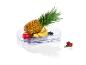 Un ananas, des bananes, une pomme et des baies dans un bol transparent.