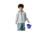 Enfant souriant en ensemble de pluie gris avec des voitures, tenant un seau violet.