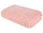 Serviette rose pâle, douce et texturée.