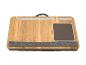 Une table en bois pour ordinateur portable avec un coussin et un tapis de souris.