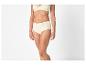 Femme en soutien-gorge en dentelle crème et culotte taille haute assortie.
