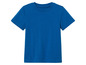 Un t-shirt bleu à manches courtes.