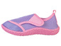 Une paire de chaussures d'eau roses avec des empiècements en maille violette.