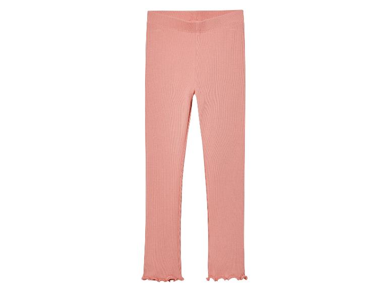Un legging rose en tricot avec un ourlet volanté.