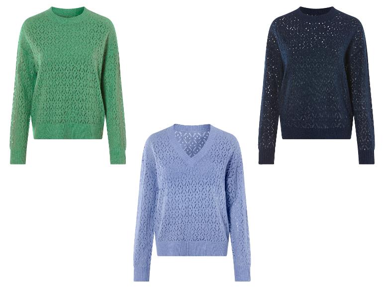 Trois pulls en tricot de couleur verte, bleue et bleu clair avec un motif ajouré.