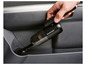 Une main utilisant un aspirateur sans fil Silvercrest pour nettoyer une voiture.