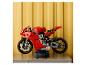 Modèle de moto LEGO Technic Ducati Panigale V4 R rouge sur un support noir.