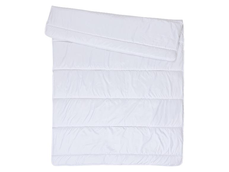 Couette ou édredon blanc matelassé, plié en haut