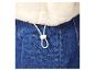 Veste en fausse fourrure blanche et jean bleu avec cordon de serrage