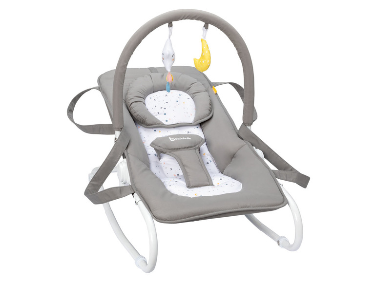 Un transat pour bébé gris avec un arc et des jouets de la marque Babymoov.
