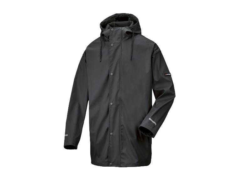 Un imperméable noir à capuche de la marque Parkside.