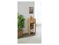 Meuble de salle de bain en bois clair avec rangements, serviettes et plantes vertes.