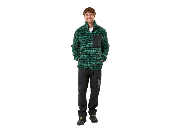 Un homme en veste polaire verte et noire avec le texte 'PARKSIDE' et un pantalon de travail noir.