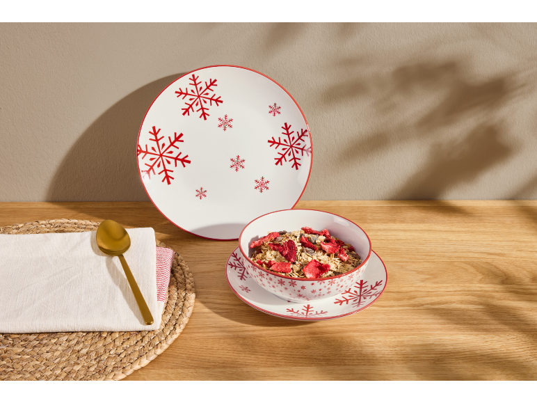 Service de table hivernal avec flocons de neige, comprenant une assiette, un bol de muesli et une soucoupe.