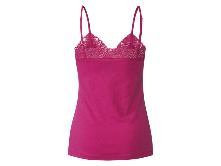 Un top rose à fines bretelles et dentelle en haut.
