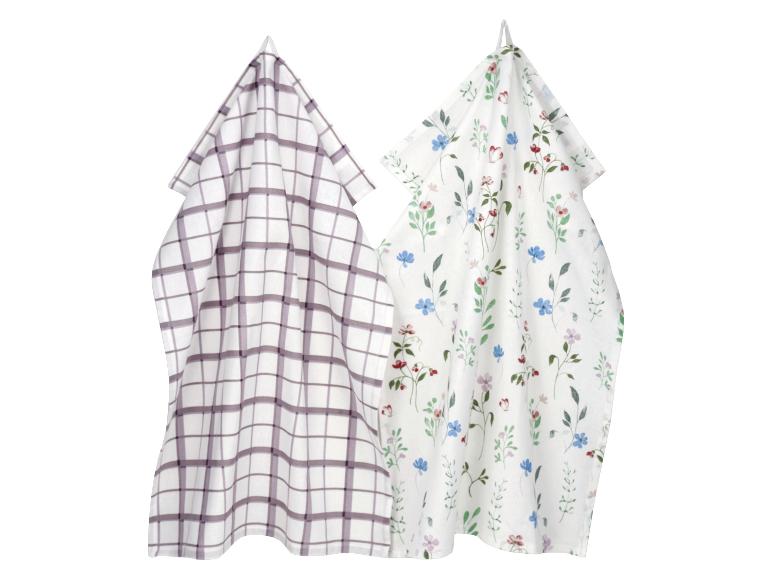Deux torchons de cuisine: un à carreaux gris, l'autre à motif floral.