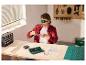 Homme travaillant sur un établi avec des lunettes loupe LED PARKSIDE®.