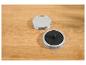 Deux couvercles de bocaux, un argenté uni et un avec un insert noir et un bouton, sur une surface en bois.
