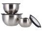 Trois bols en acier inoxydable avec couvercles.