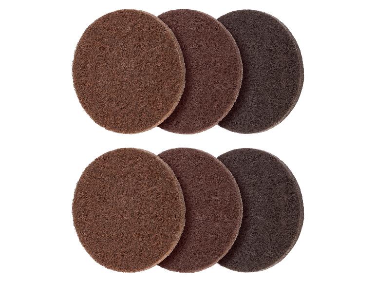 Six disques abrasifs bruns de différentes nuances pour polissage.