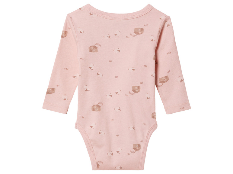 Une grenouillère rose pour bébé avec un imprimé de petites maisons et d'oiseaux.