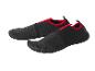 Une paire de chaussures d'eau noires et rouges.