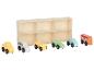 Voitures jouets en bois et une étagère en bois à six compartiments.