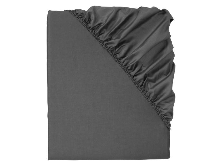 Drap-housse et drap plat gris foncé.