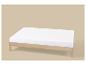 Cadre de lit en bois clair avec un matelas blanc sur fond beige.