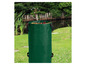 Un sac de jardin vert rempli de feuilles.