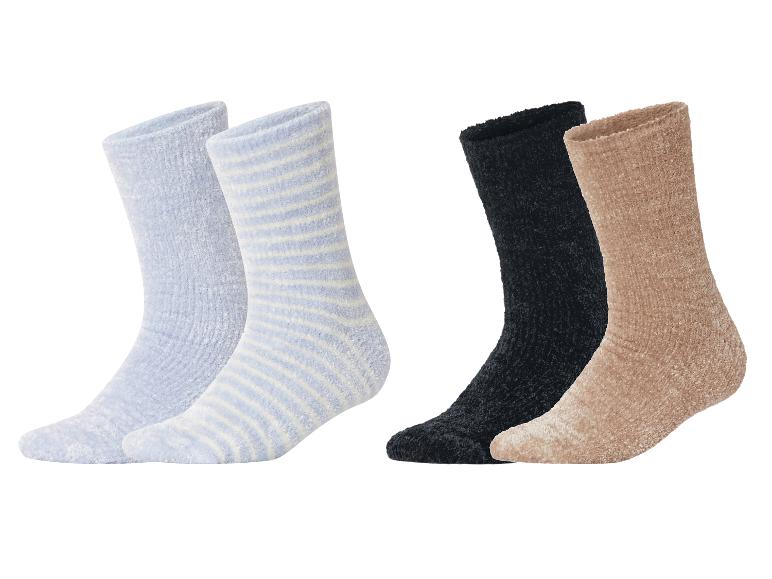 Deux paires de chaussettes douces : une paire bleu clair et une rayée bleu clair et blanc, et une paire de chaussettes noires et beiges.