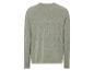 Un pull en maille vert clair à manches longues.