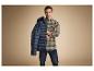 Un homme porte une chemise à carreaux et un blouson léger.